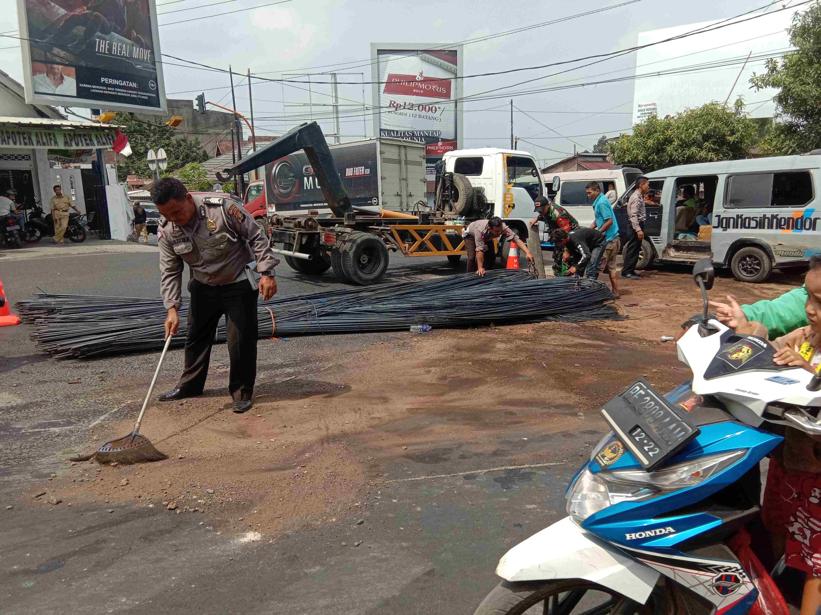 Mobil Pengangkut Material Bangunan Terguling di Lampu Merah Tamin, Lalu Lintas Macet