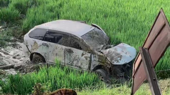 mobil-rombongan-pengantar-jemaah-haji-tertabrak-kereta.jpg