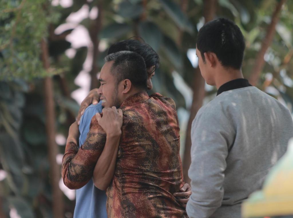 BREAKING NEWS - Tiba di RS Bhayangkara, Seorang Pria Langsung Menangis Tersedu