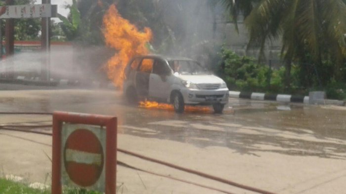 mobil-terbakar_20161119_223914.jpg