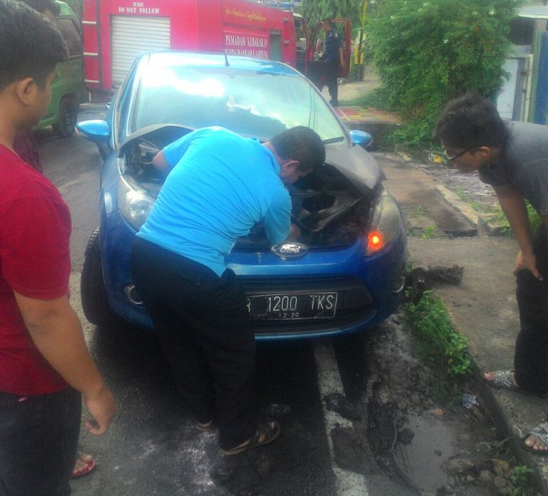 Mobil Terbakar di Enggal, BPBD Terjunkan Damkar