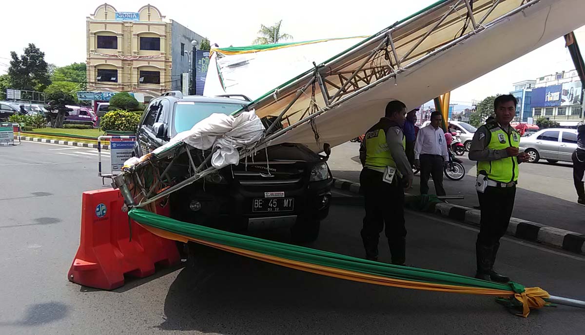 mobil-tertimpa-tarup_20170814_142951.jpg