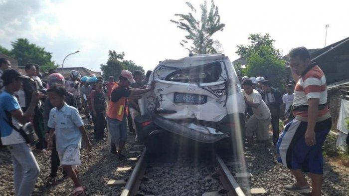 Detik-detik Wanita Selamatkan Diri Keluar Mobil saat Kereta Api Datang Menghantam Kendaraannya