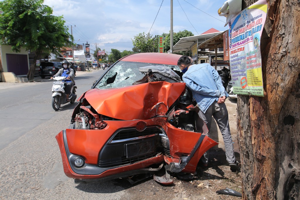 mobil-toyota-sienta-tabrak-pohon-di-tanjung-senang-2.jpg