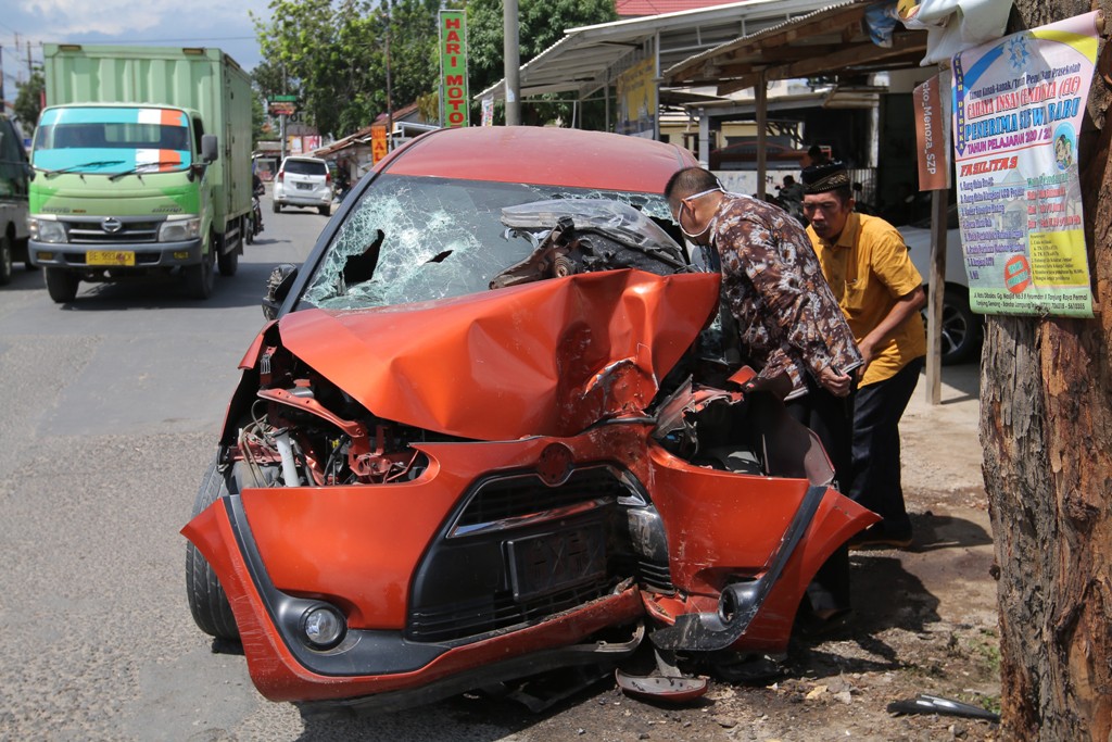 mobil-toyota-sienta-tabrak-pohon-di-tanjung-senang-3.jpg