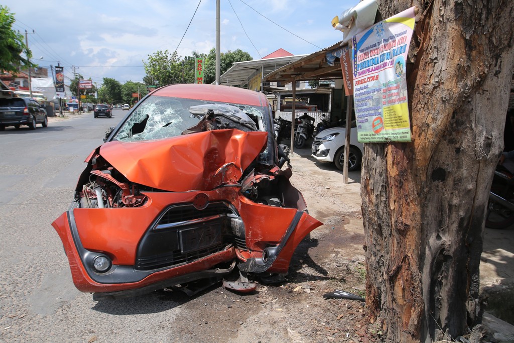 mobil-toyota-sienta-tabrak-pohon-di-tanjung-senang-5.jpg