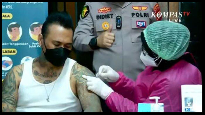 momen-jerinx-sid-suntik-vaksin-covid-19-di-polda-metro-jaya.jpg