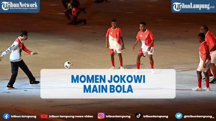 momen-jokowi-main-bola-di-pembukaan-pon-xx-papua.jpg