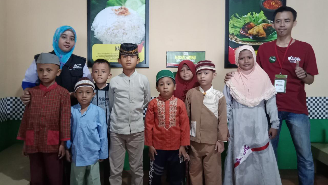 Moment 11.11 ACT Lampung dan Sambel Alu Ajak Anak Yatim Makan Bersama