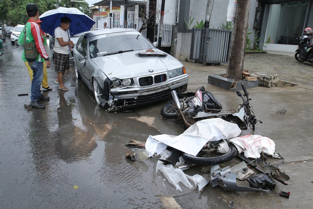 motor-petugas-kebersihan-yang-ditabrak-sedan-bmw-di-bandar-lampung-hancur-lihat-foto-fotonya-3.jpg