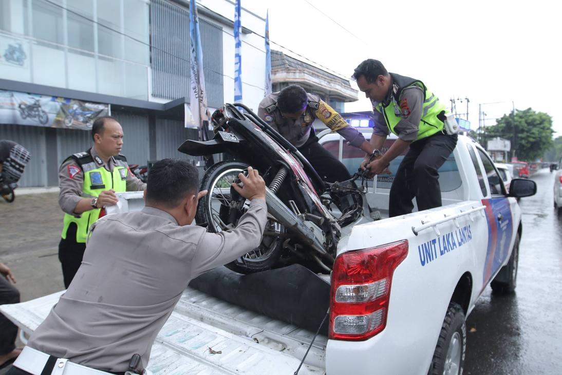 motor-petugas-kebersihan-yang-ditabrak-sedan-bmw-di-bandar-lampung-hancur-lihat-foto-fotonya-4.jpg