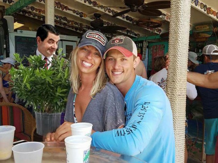 Pasangan Ini Minta Latar Belakang Fotonya Diedit, Tapi Hasilnya di Luar Dugaan, Bikin Ngakak!