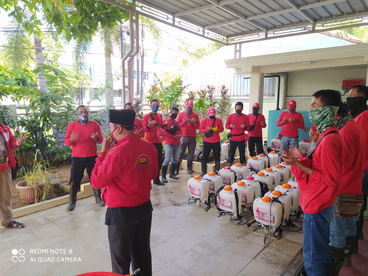 MTRH Lampung Semprot Cairan Disinfektan Rumah Warga di Kecamatan Telukbetung Selatan