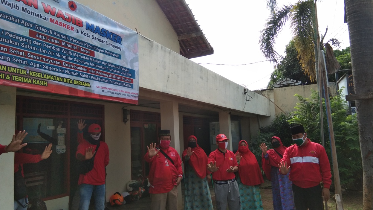 MTRH Lampung Semprot Cairan Disinfektan Rumah Warga di Telukbetung Utara