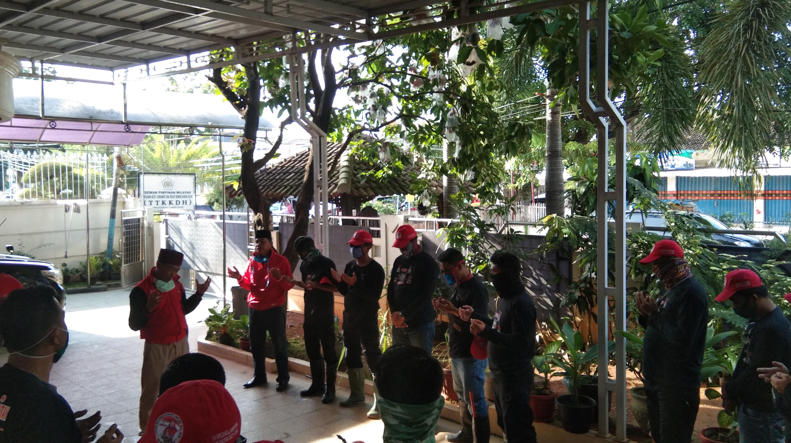 MTRH Lampung Semprot Disinfektan dan Bagikan Masker di Tiga Kelurahan