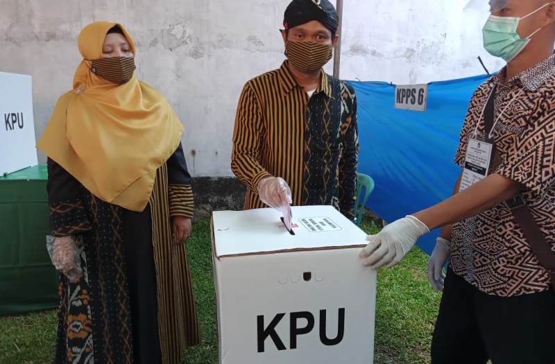 Mufti Salim dan Istri Nyoblos di TPS 01 Iringmulyo, Metro Timur