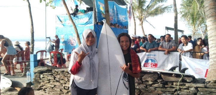 Kisah Peselancar 13 Tahun asal Pesisir Barat Ikut World Surfing League