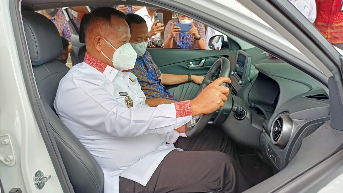 Nanang Ermanto Coba Mobil Listrik PLN Lampung