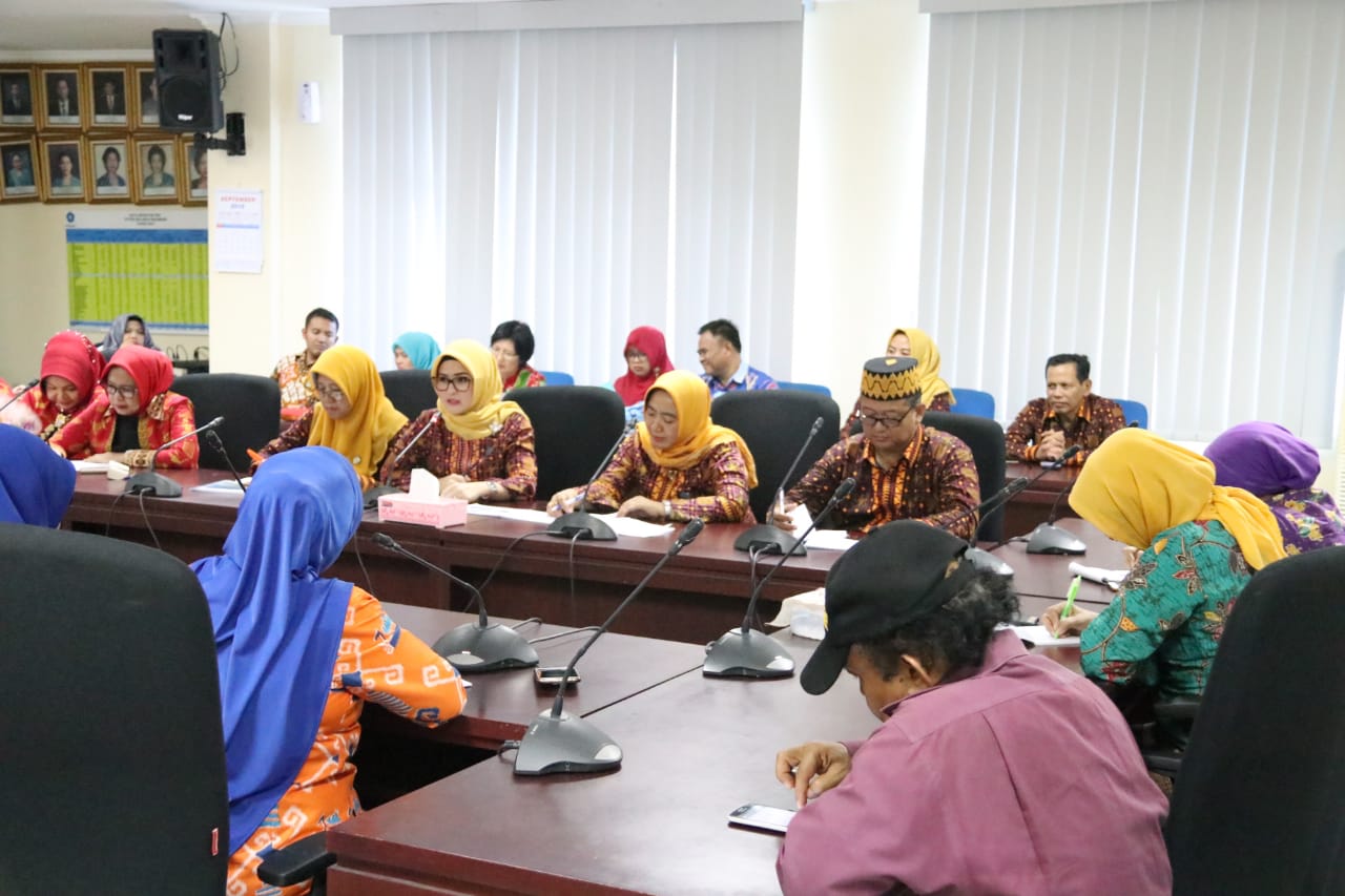 nanda-indira-dendi-mempresentasikan-desa-bogorejo-gedong-tataan-di-kantor-pkk-pusat.jpg