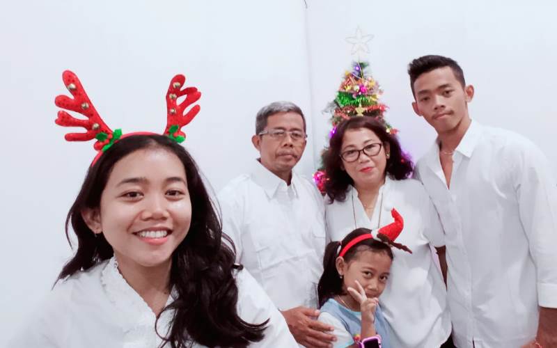 Natal di Tengah Pandemi, Warga Bandar Lampung Lakukan Misa hingga Silaturahmi Secara Virtual