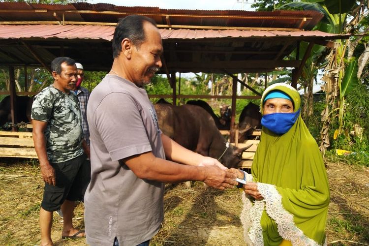 nenek-sumiyati-saat-membayar-sapi-dan-kambing.jpg