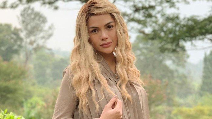 nikita-mirzani-rambut-pirang.jpg