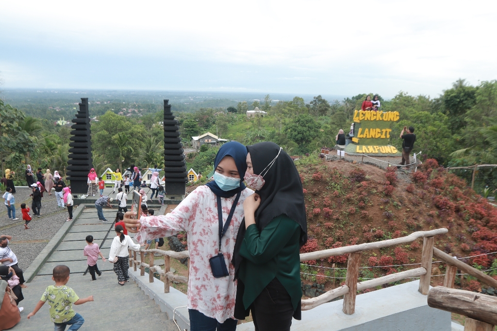 Melihat dari Dekat Objek Wisata Lengkung Langit, Tempat Favorit Baru Warga Bandar Lampung