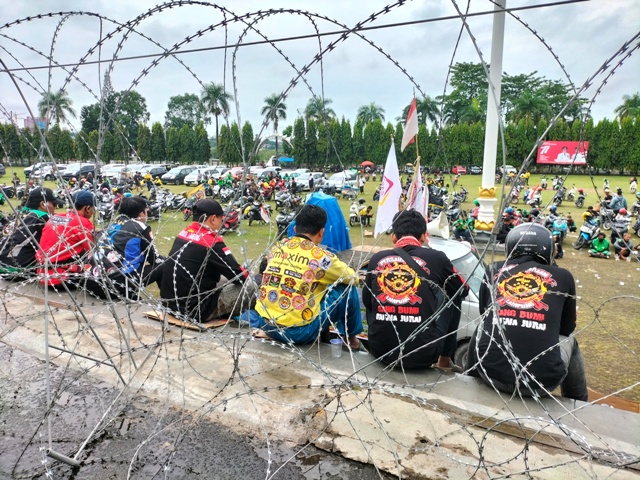 Lapangan Korpri Lampung Dipenuhi Pengendara Ojek Online, Tolak Kenaikan BBM