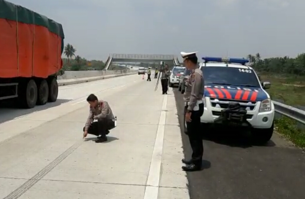 olah-tkp-kecelakaan-maut-di-tol-lampung-2.jpg