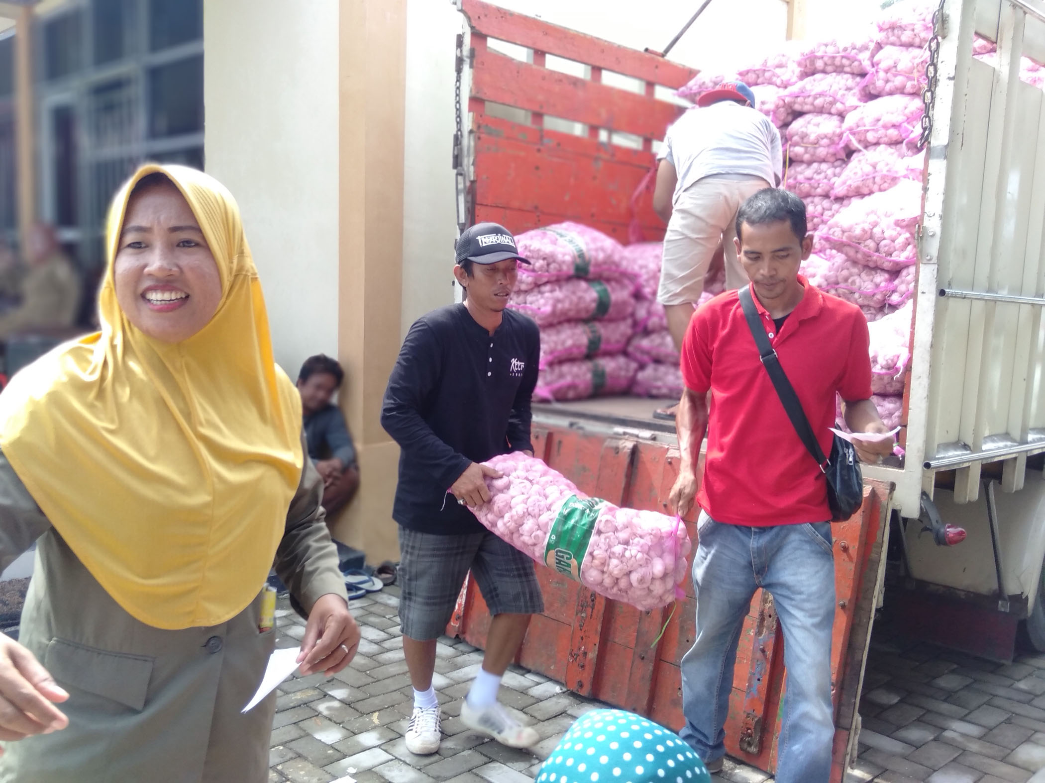 Pemkab Tulangbawang Gelar Operasi Pasar Stabilkan Harga Bawang Putih