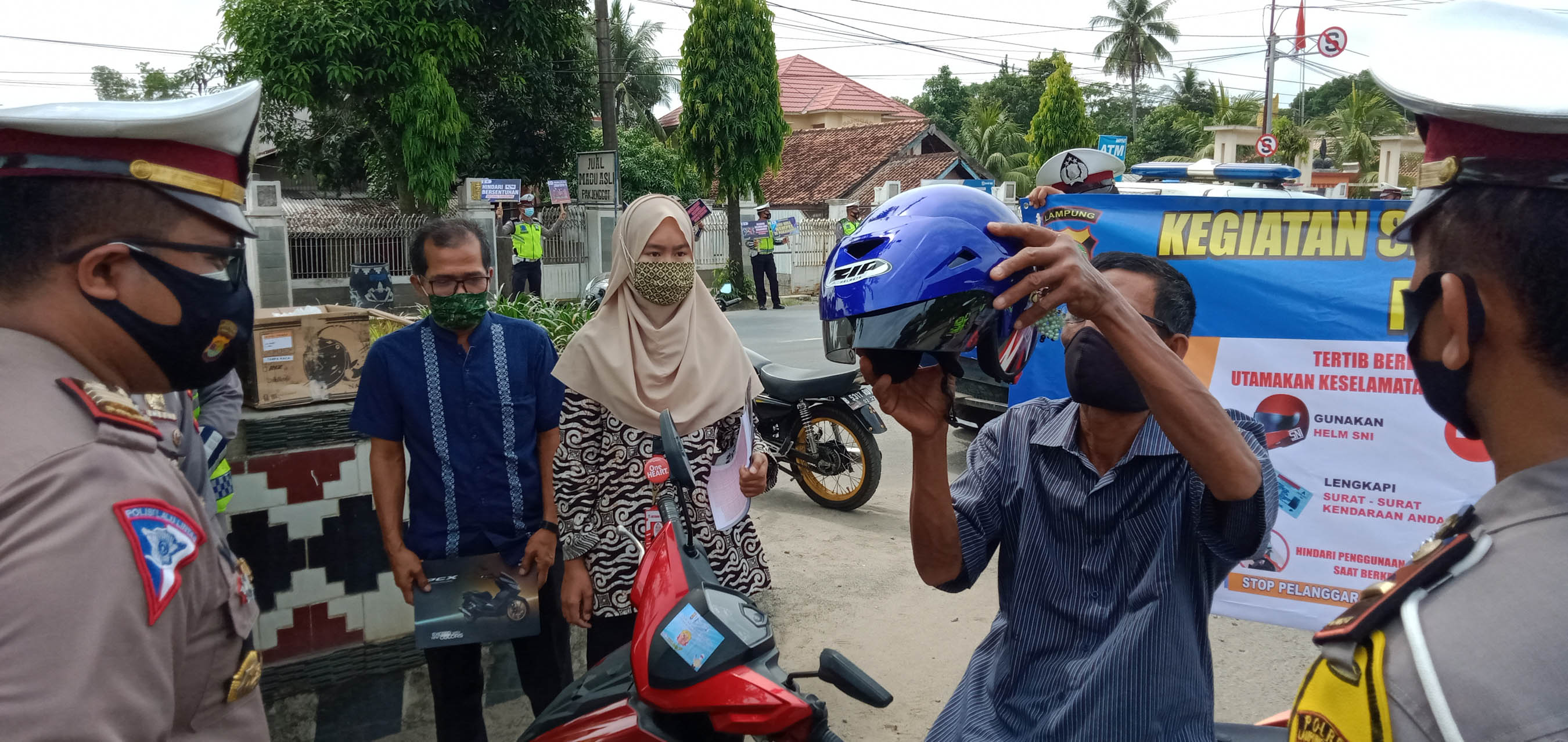 Operasi Zebra Krakatau 2020, Satlantas Polres Lampung Tengah Beri Hadiah Kepada Pengendara
