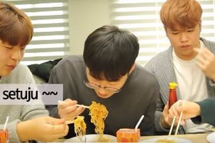 Dikenal Doyan Makan Mi, Begini Reaksi Orang Korea Saat Pertama Kali Cicipi Mi Instan Indonesia