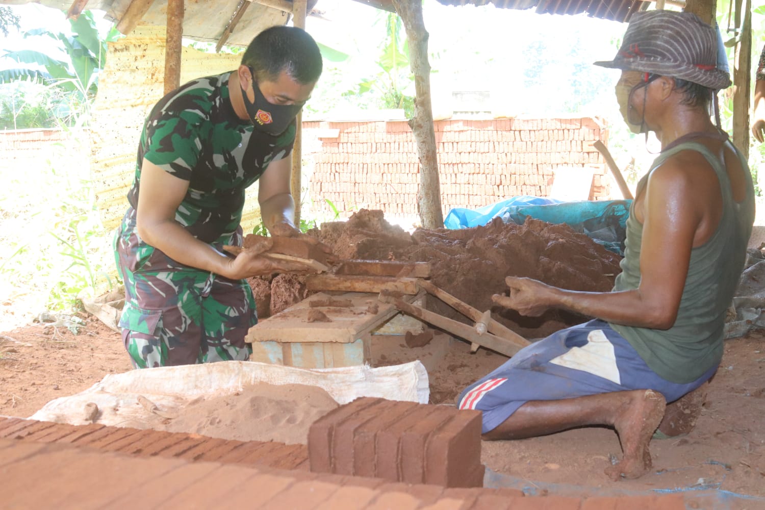 Jalin Silaturahmi TNI, Babinsa Koramil 410-04/TKT Kunjungi Tobong Bata Milik Warga Binaanya