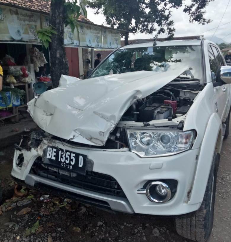 Brakkk, Pajero Putih Penyok Ditabrak Babaranjang di Perlintasan Kereta Api Tanpa Palang Natar