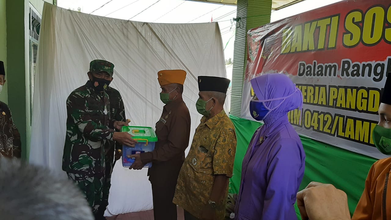 Pangdam II Sriwijaya Serahkan Sembako untuk Legiun Veteran di Lampung Utara