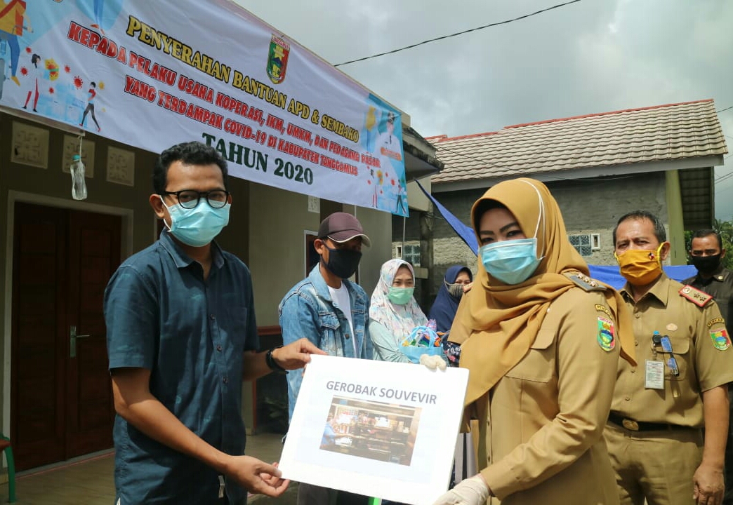 1.000 Pelaku Usaha Kecil Tanggamus Terima Bantuan Sembako