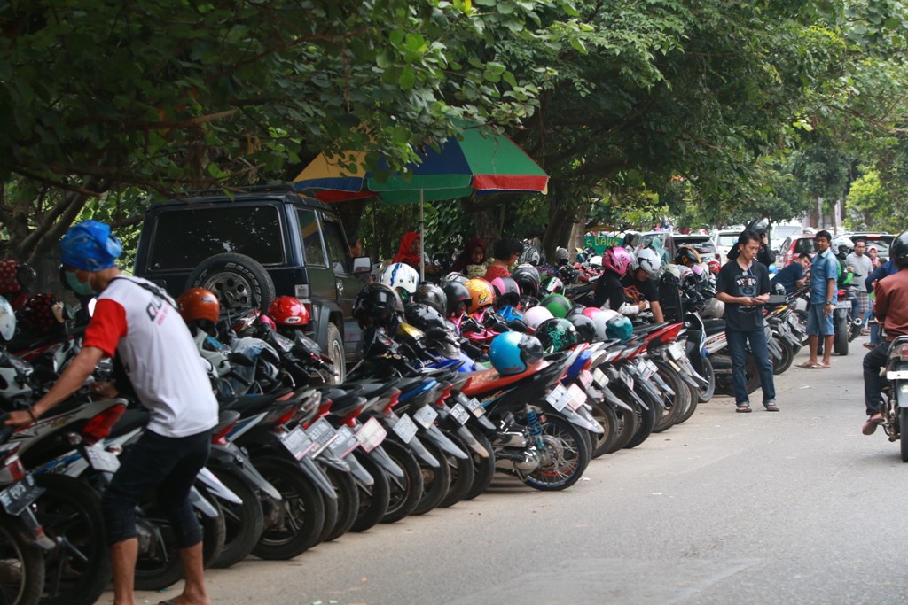 Pak Polisi, Parkir Liar di Chandra Superstore Bikin Macet