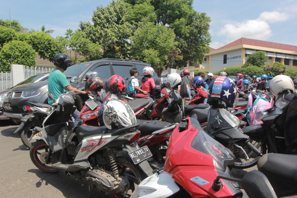 (FOTO) Parkir Semrawut di Jalan Juanda Sebabkan Kemacetan