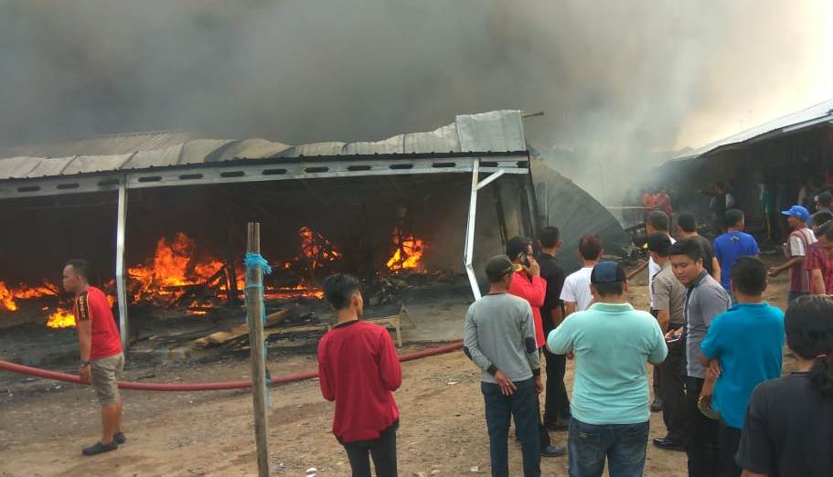 pasar-pulung-kencana-tubaba-terbakar_20180809_183433.jpg