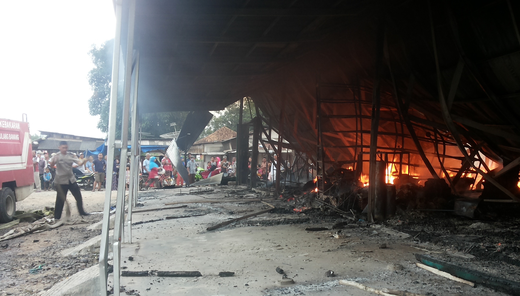 pasar-pulung-kencana-tubaba-terbakar_20180809_191413.jpg