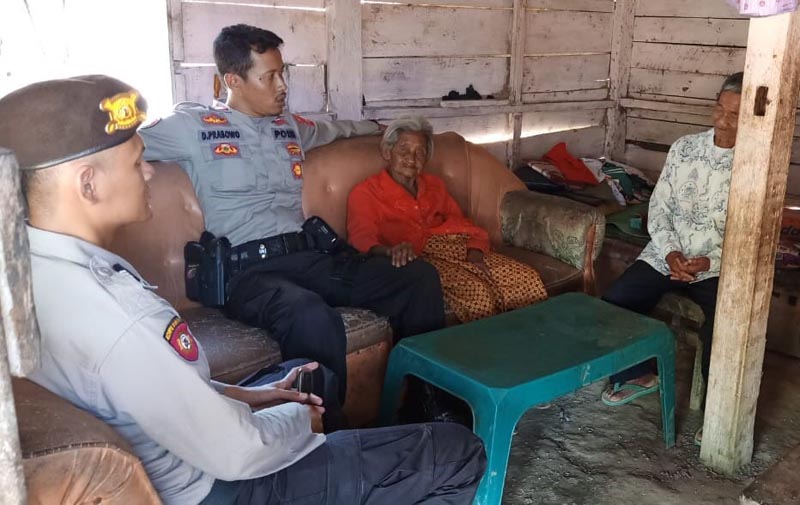 Peduli Sesama, Sabhara Polres Way Kanan Beri Bantuan Sembako Kepada Pasangan Renta di Baradatu