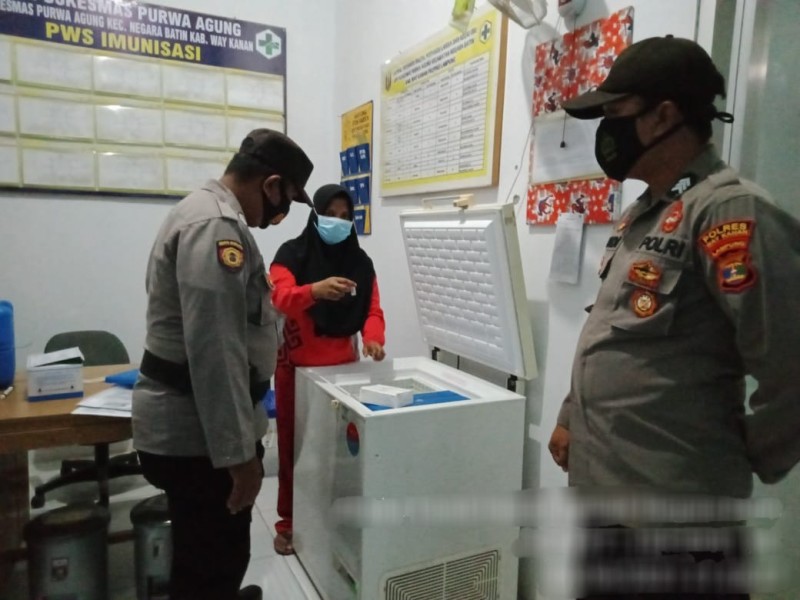 patroli-malam-polsek-negara-batin-cek-stok-vaksin-covid-19-di-fasilitas-kesehatan.jpg