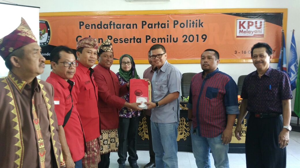 pdip-bandar-lampung-serahkan-berkas-pendafaran_20171015_130756.jpg
