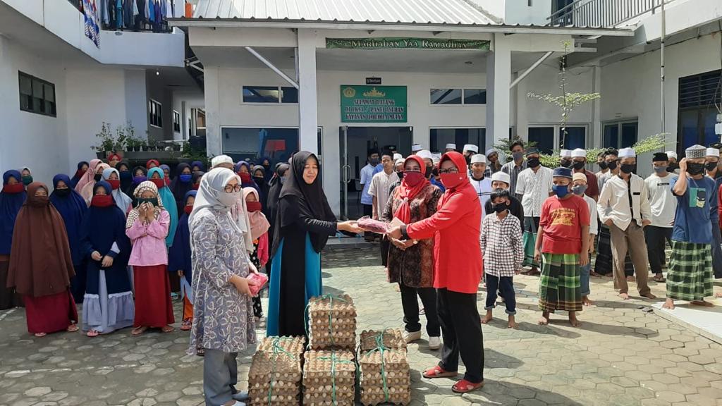 PDIP Lampung Bagikan Masker dan Telur ke Santri dan Anak Yatim
