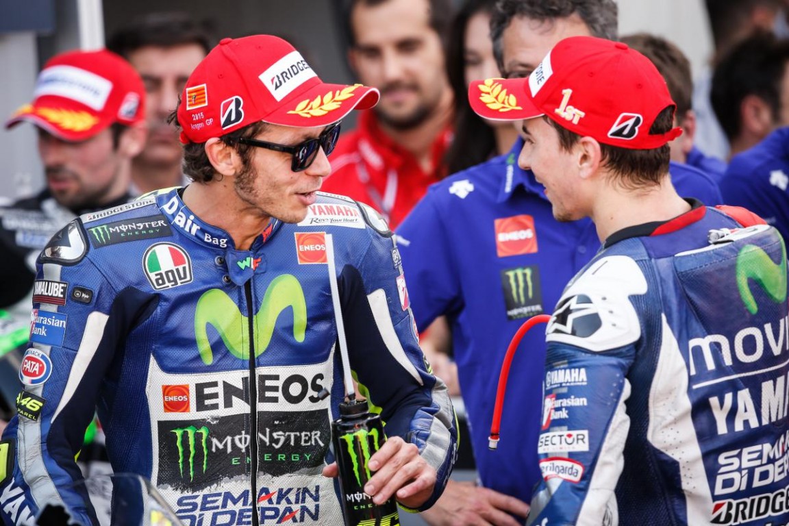 pebalap-movistar-yamaha-valentino-rossi-kiri-dan-jorge-lorenzo_20151031_163736.jpg