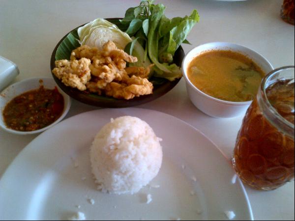 Pecel Lele Nikmat di Jalan Gatot Subroto, Pecel Lele Haji Fuad Jawabnya