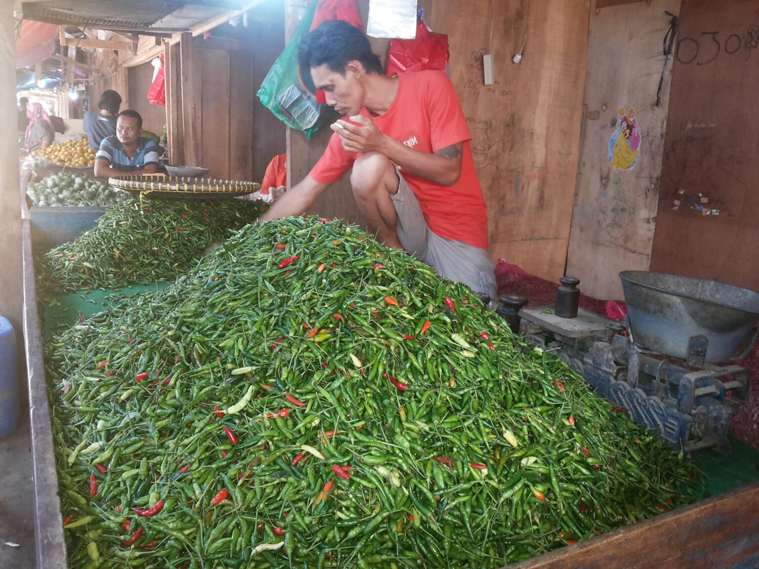 Harga Cabai dan Bawang Merah di Pasar Unit 2 Tuba Turun Drastis