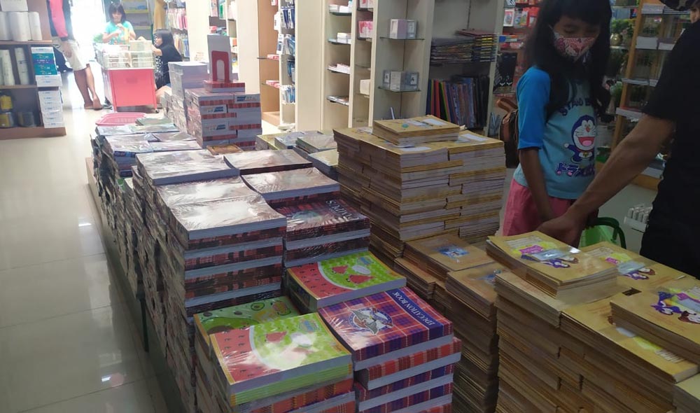 pedagang-seragam-dan-perlengkapan-sekolah-keluhkan-sepi-pembeli.jpg