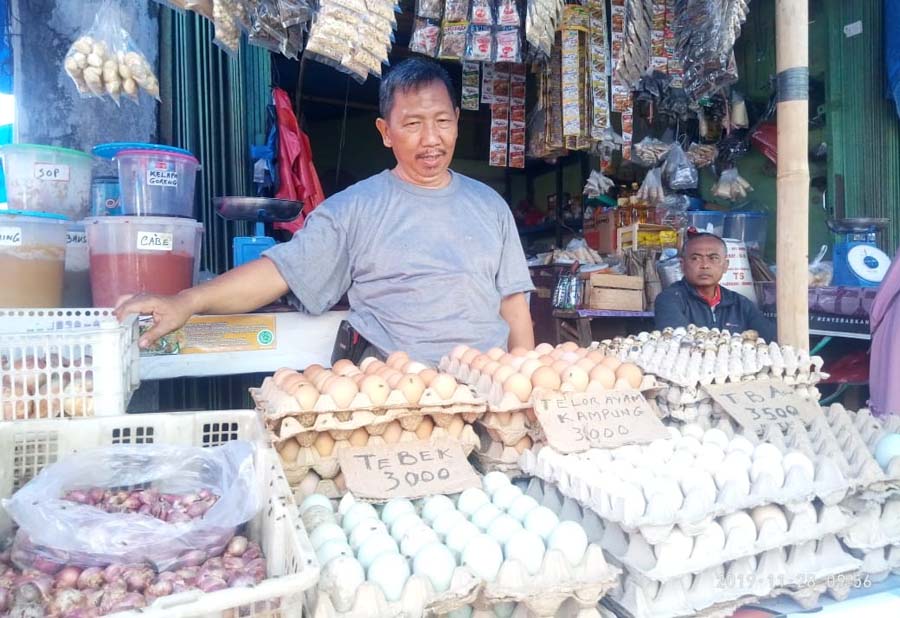 Harga Telur Ayam Negeri dan Bawang Merah di Pasar Tradisional Lampura Merangkak Naik