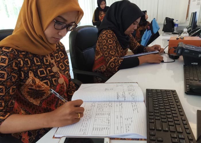 Pegawai dan Polwan Polres Lamteng Kompak Kenakan Baju Batik di Hari Batik Nasional